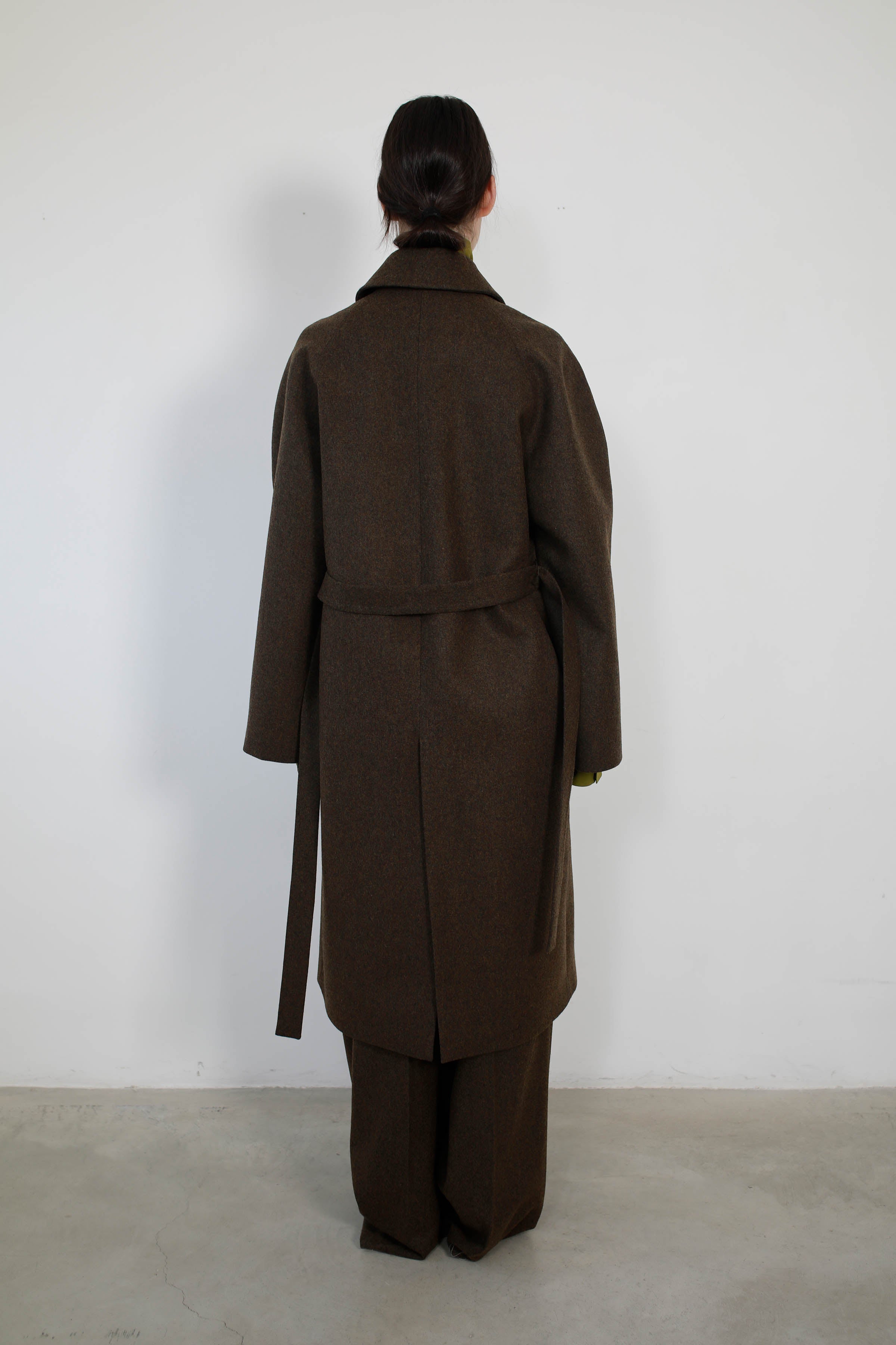 GABARDINA  CON SISAS ASIMÉTRICAS EN LANA CAQUI