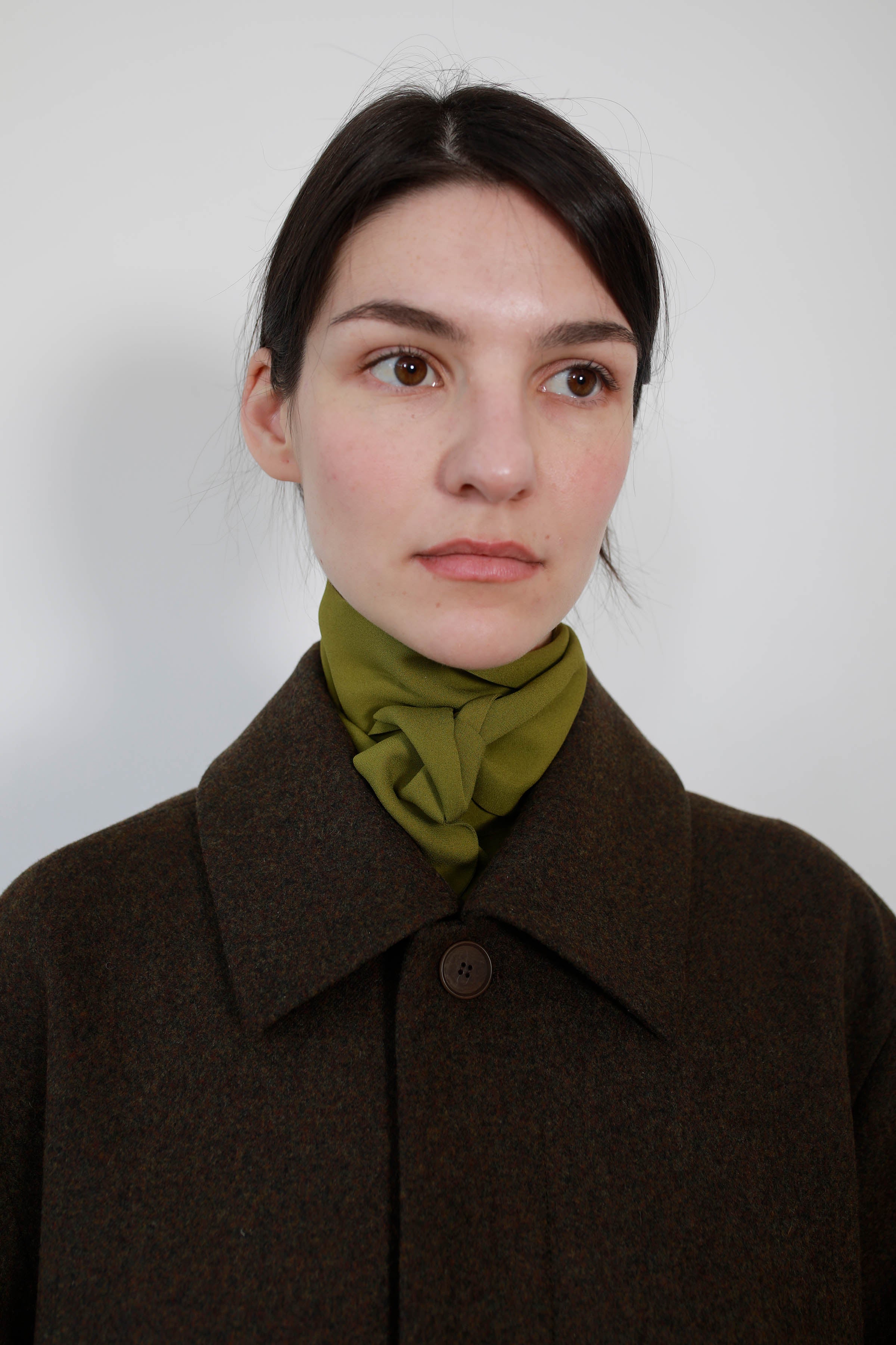 GABARDINA  CON SISAS ASIMÉTRICAS EN LANA CAQUI