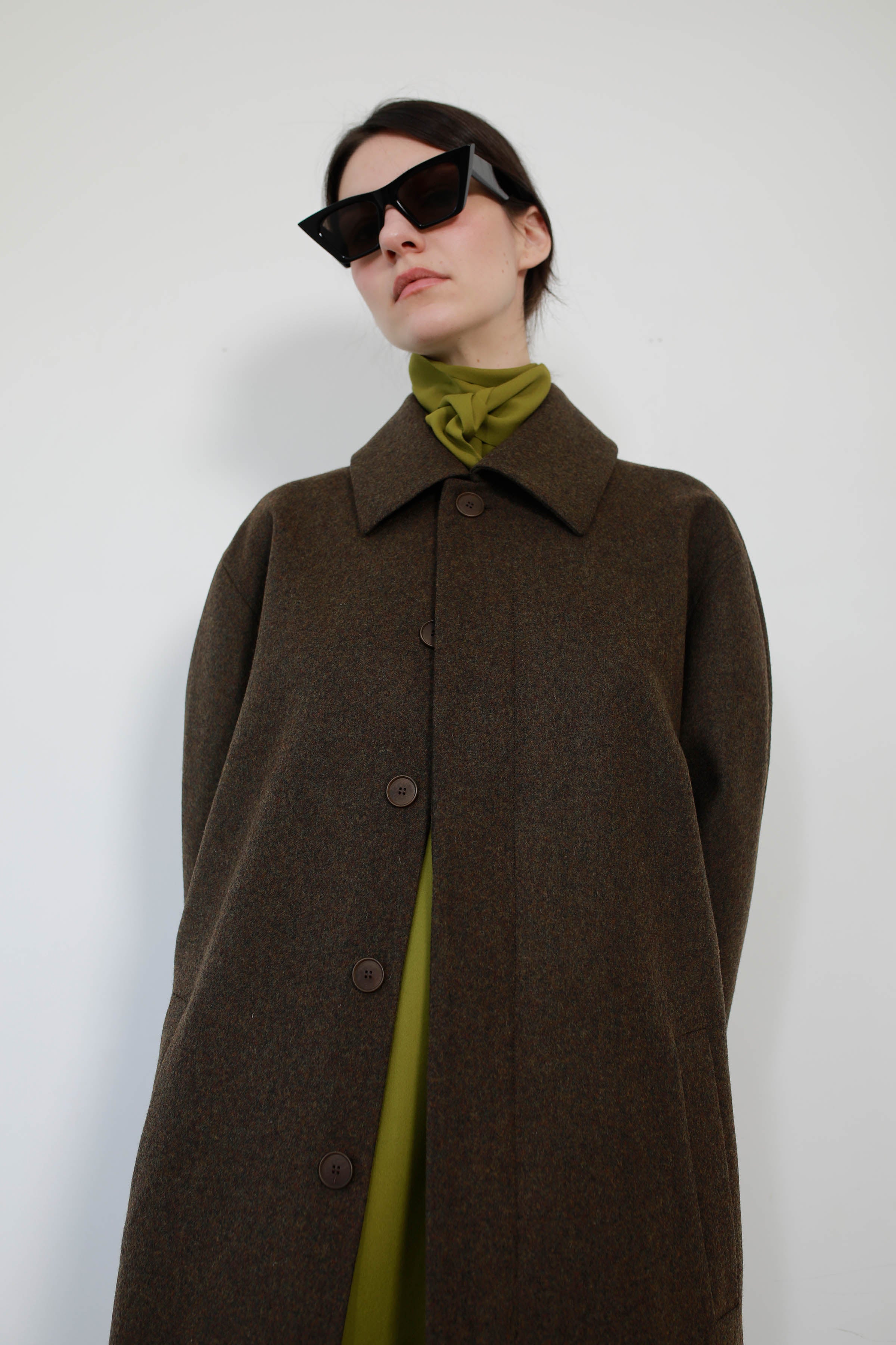 GABARDINA  CON SISAS ASIMÉTRICAS EN LANA CAQUI