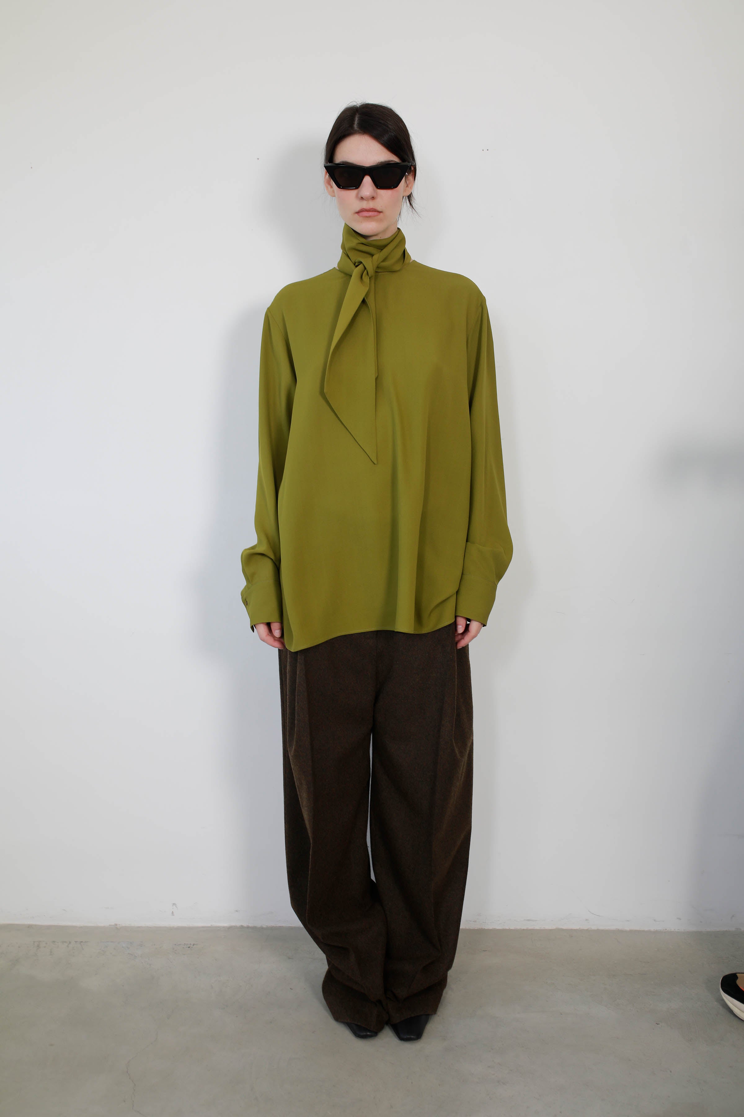 BLUSA VERSATIL CON LAZO EN SEDA LIMA