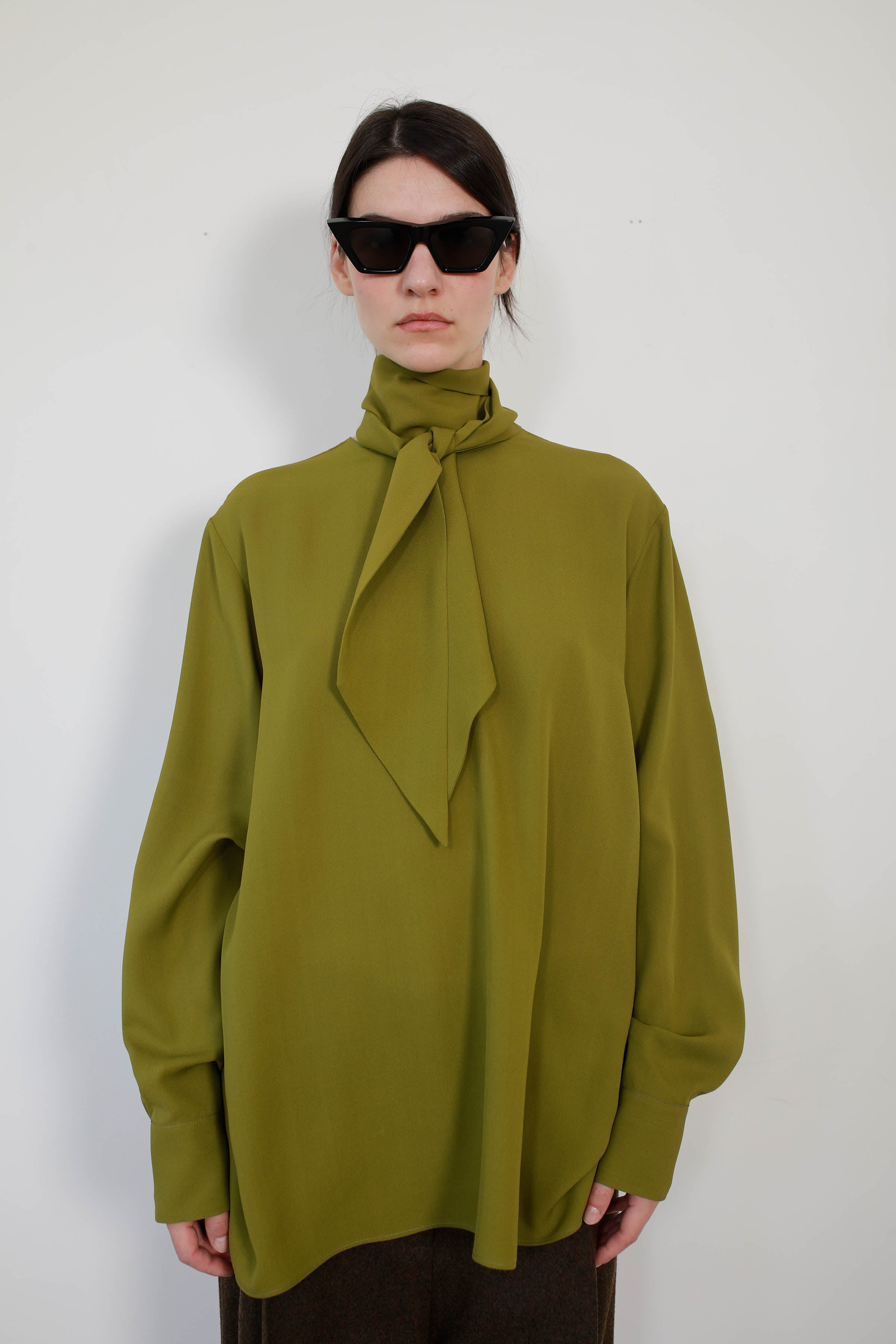 BLUSA VERSATIL CON LAZO EN SEDA LIMA