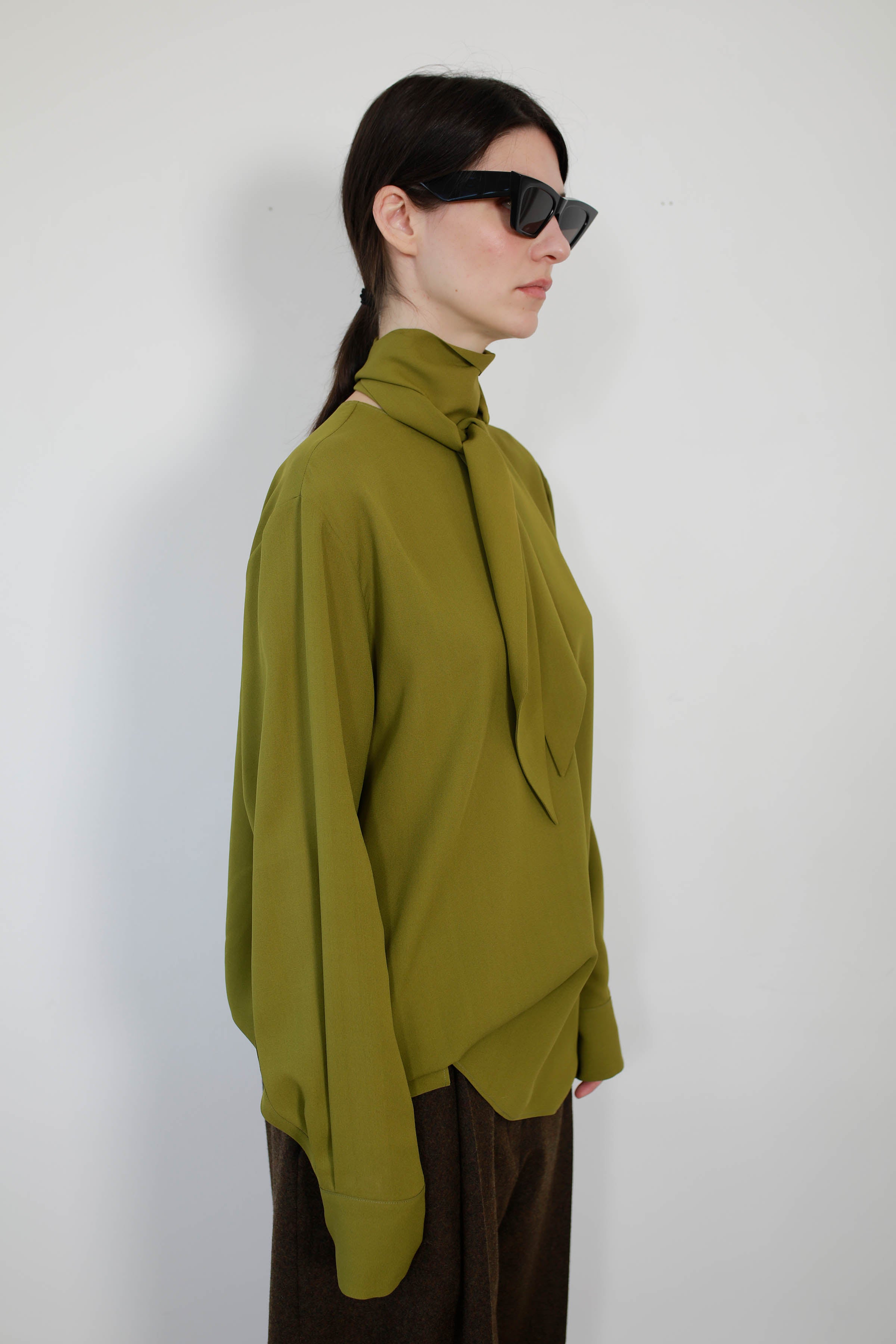 BLUSA VERSATIL CON LAZO EN SEDA LIMA