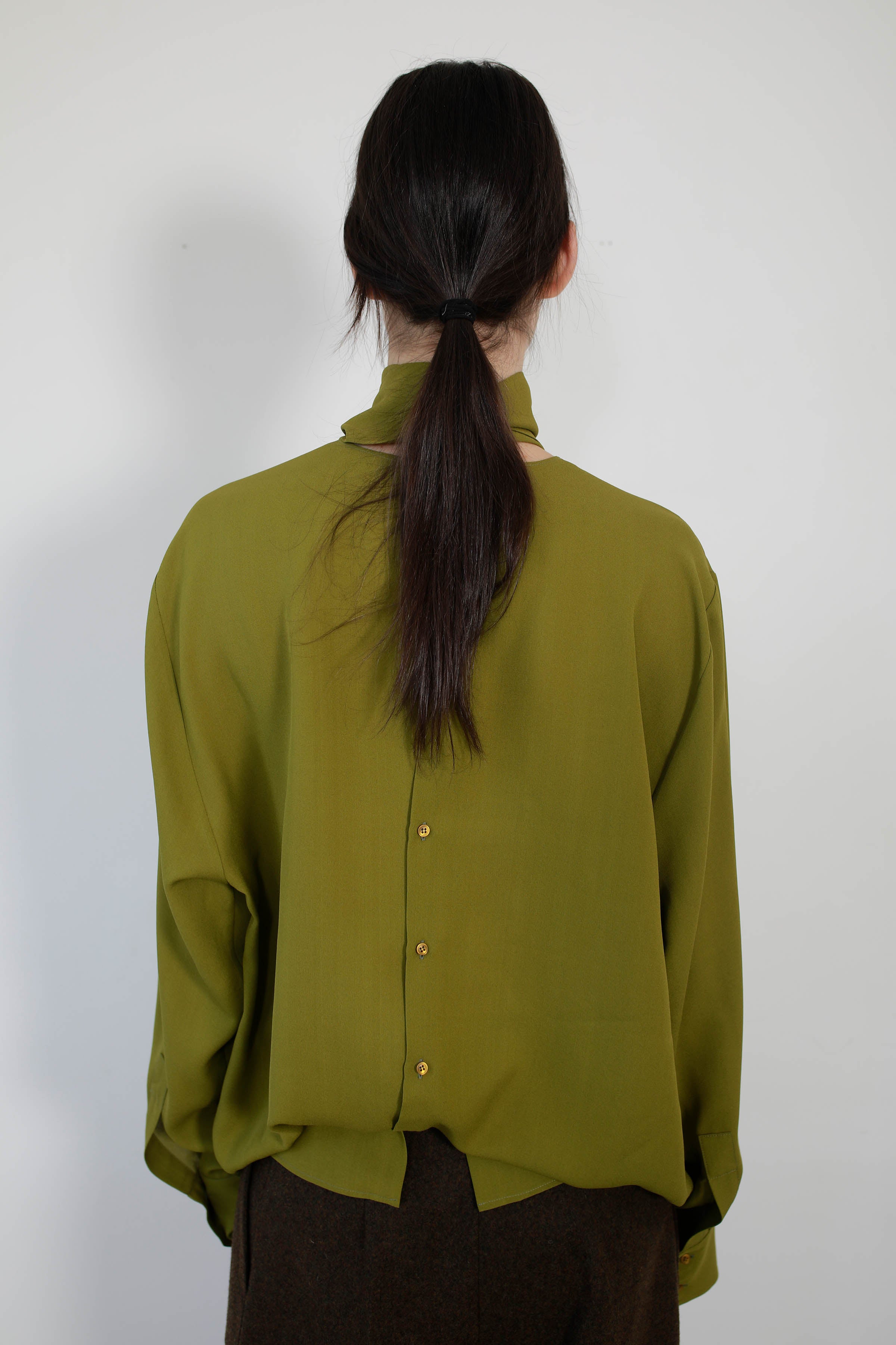 BLUSA VERSATIL CON LAZO EN SEDA LIMA