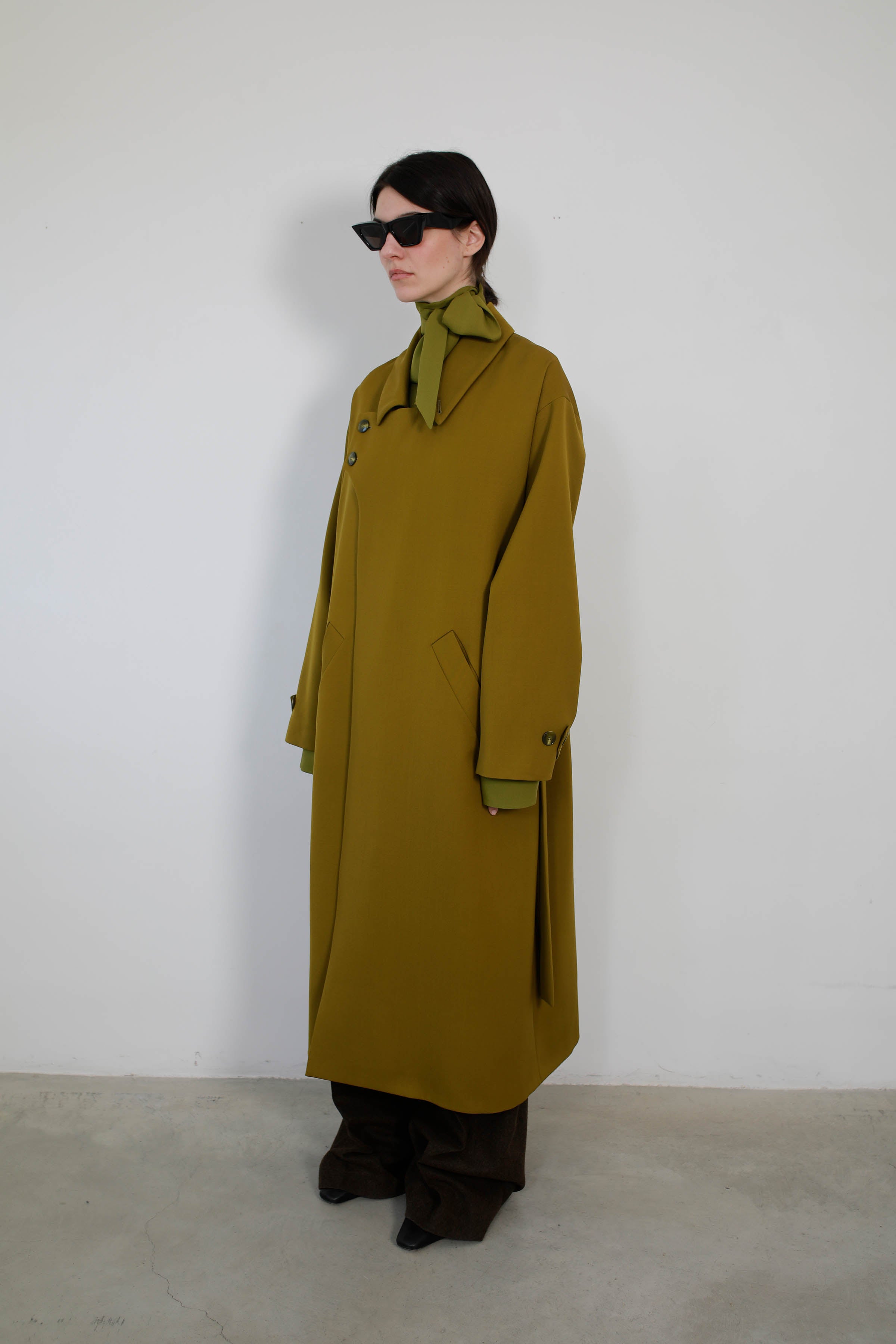 GABARDINA EN LANA CON SOLAPA ASIMÉTRICA OLIVA