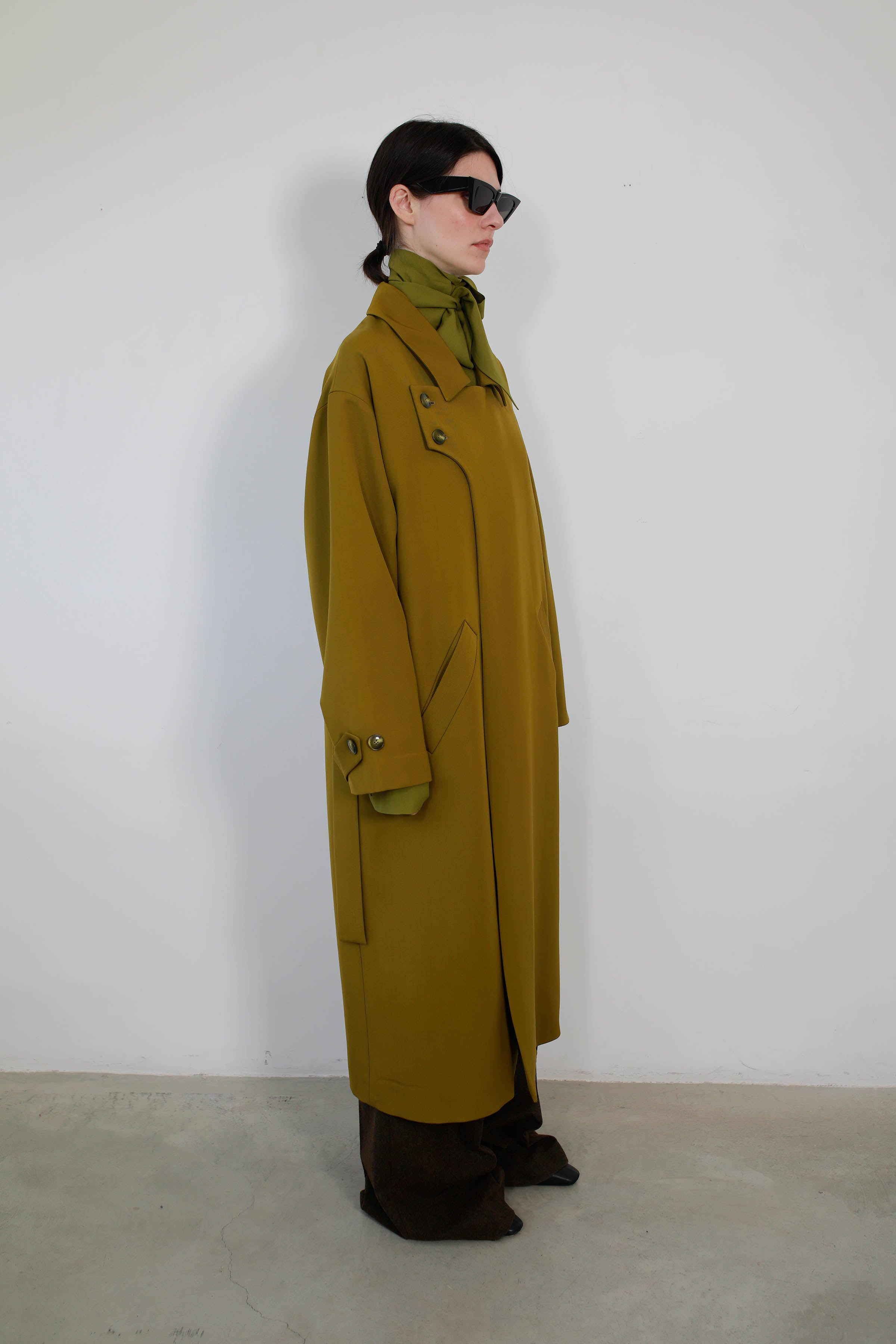 GABARDINA EN LANA CON SOLAPA ASIMÉTRICA OLIVA