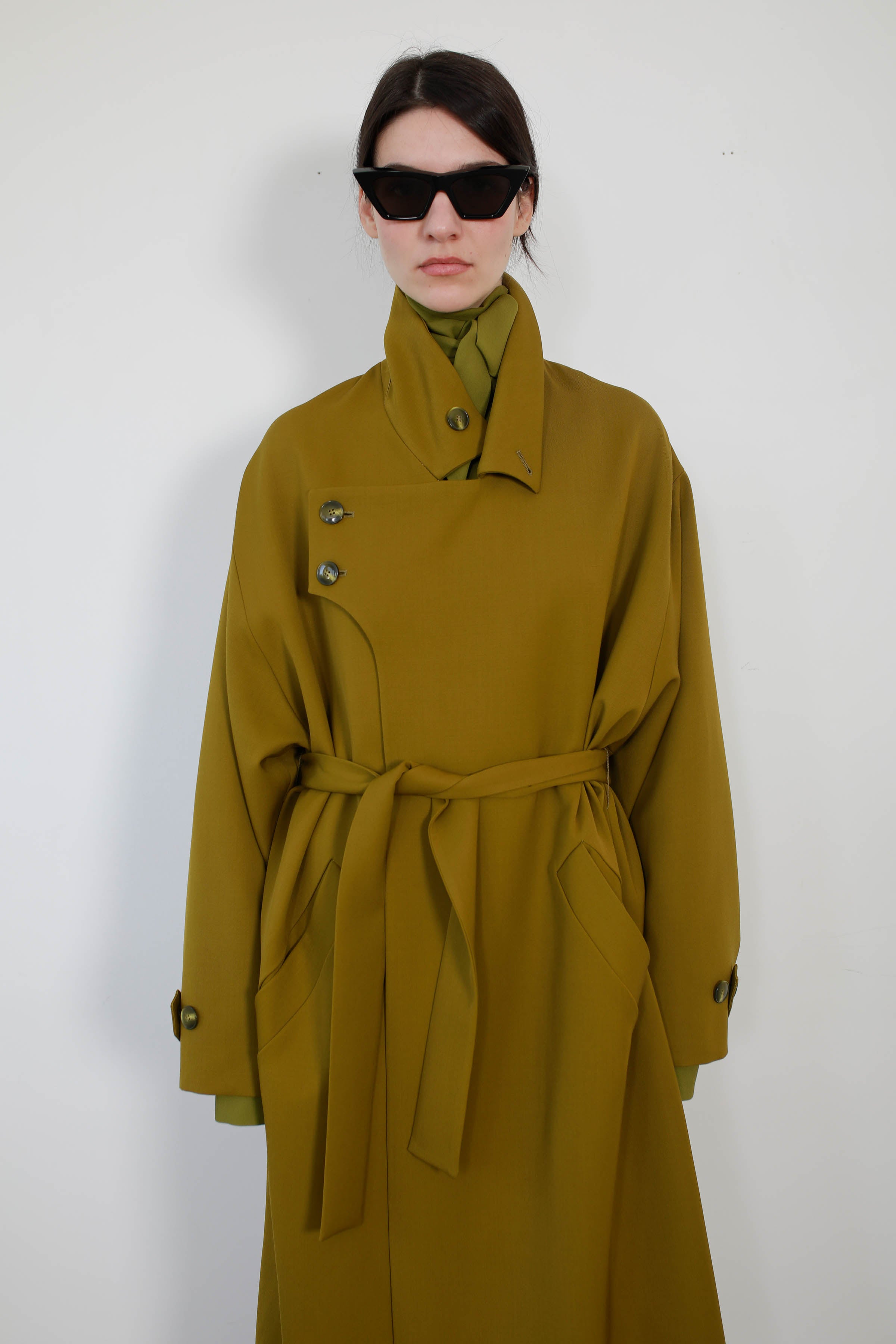 GABARDINA EN LANA CON SOLAPA ASIMÉTRICA OLIVA