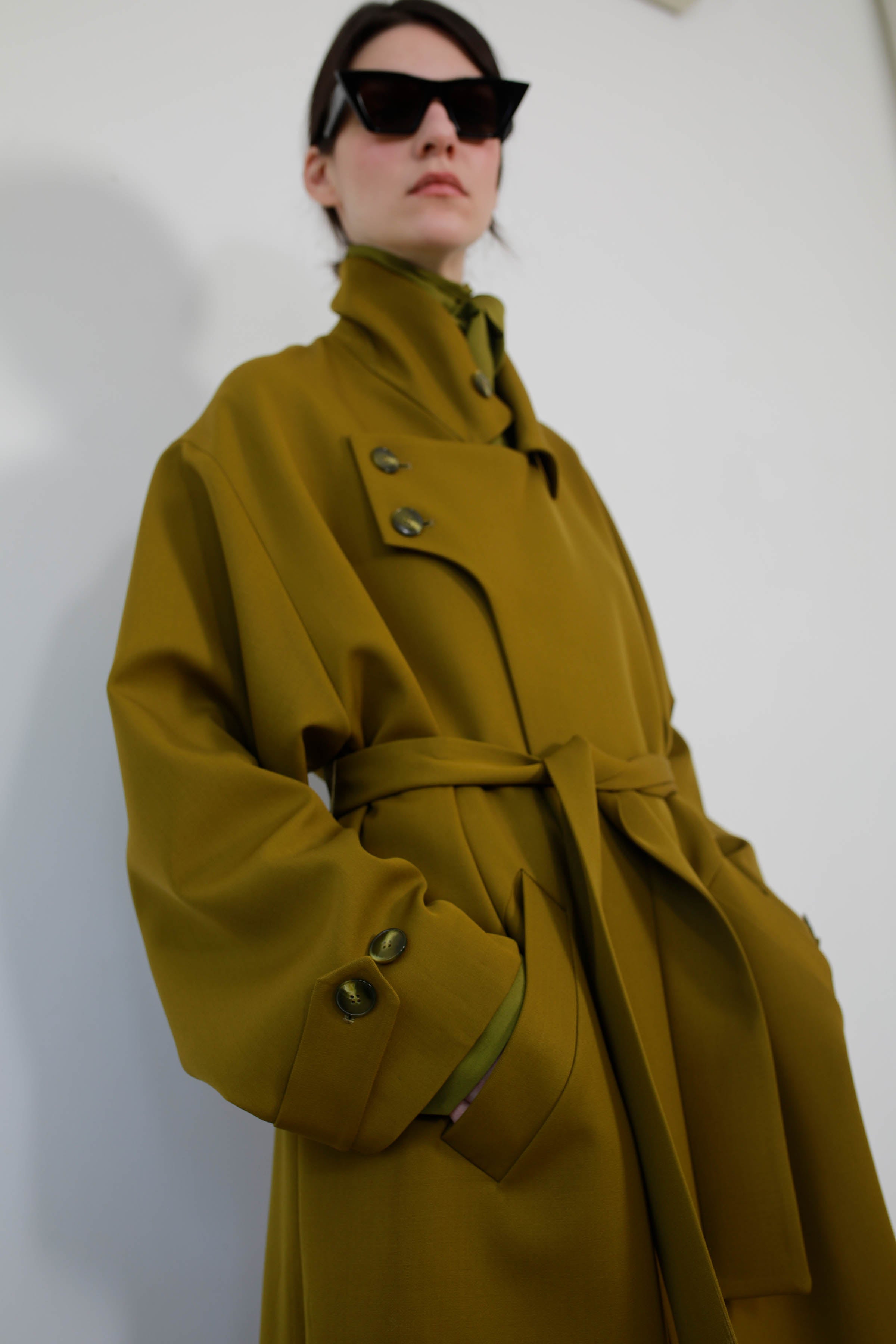 GABARDINA EN LANA CON SOLAPA ASIMÉTRICA OLIVA