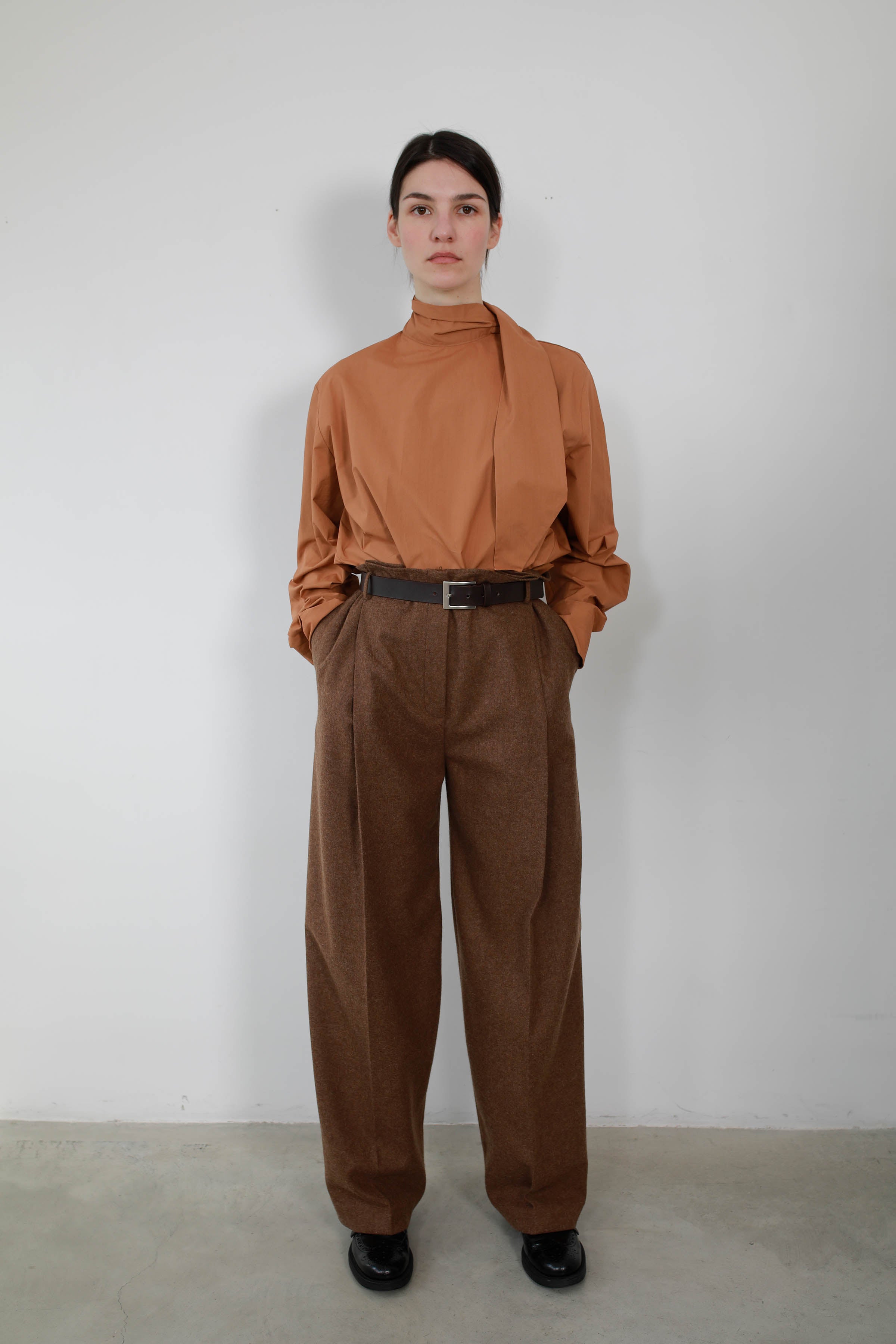 Wide-leg trousers with high waist and belt loops