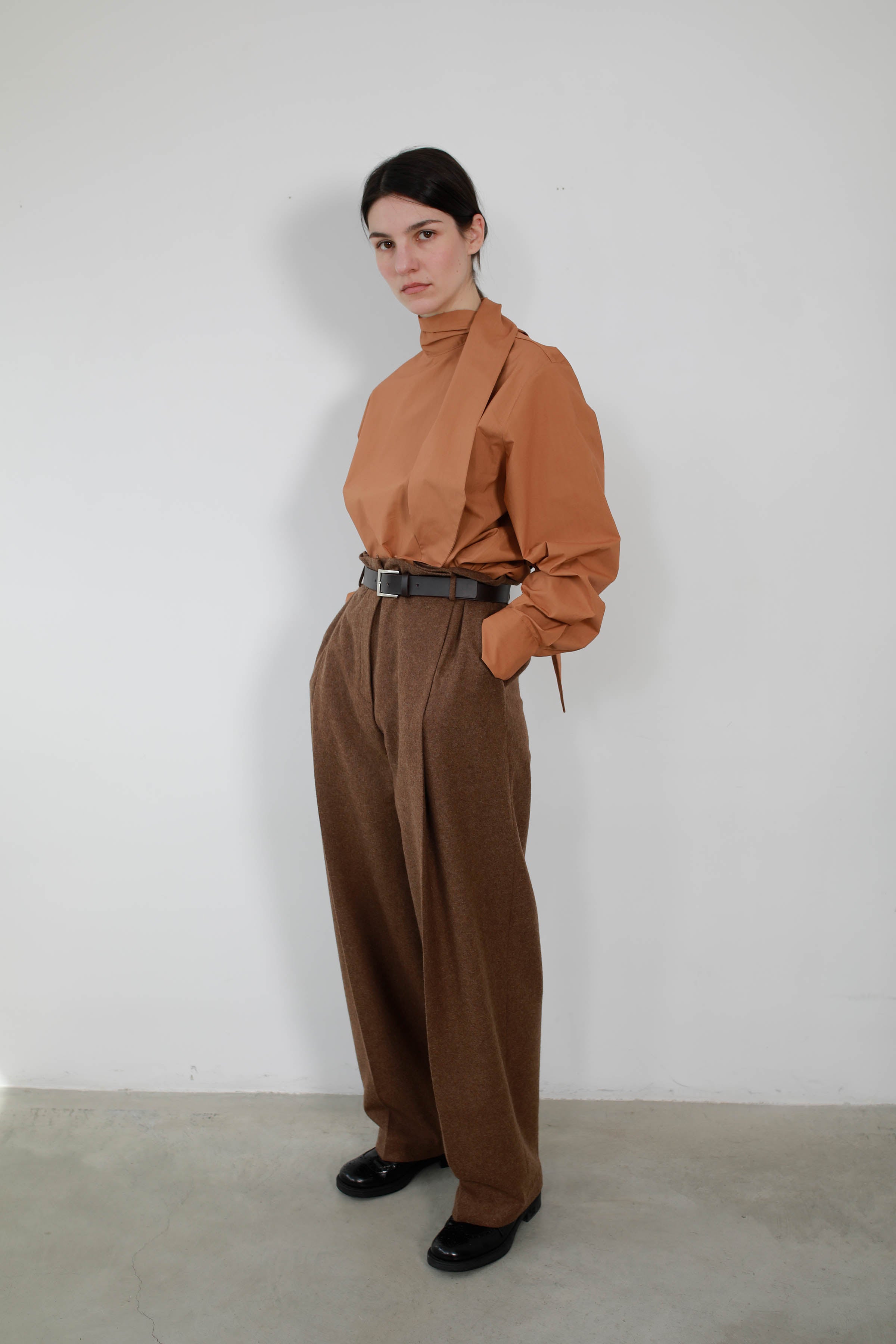 BLUSA VERSATIL CON LAZO ALGODÓN NUT