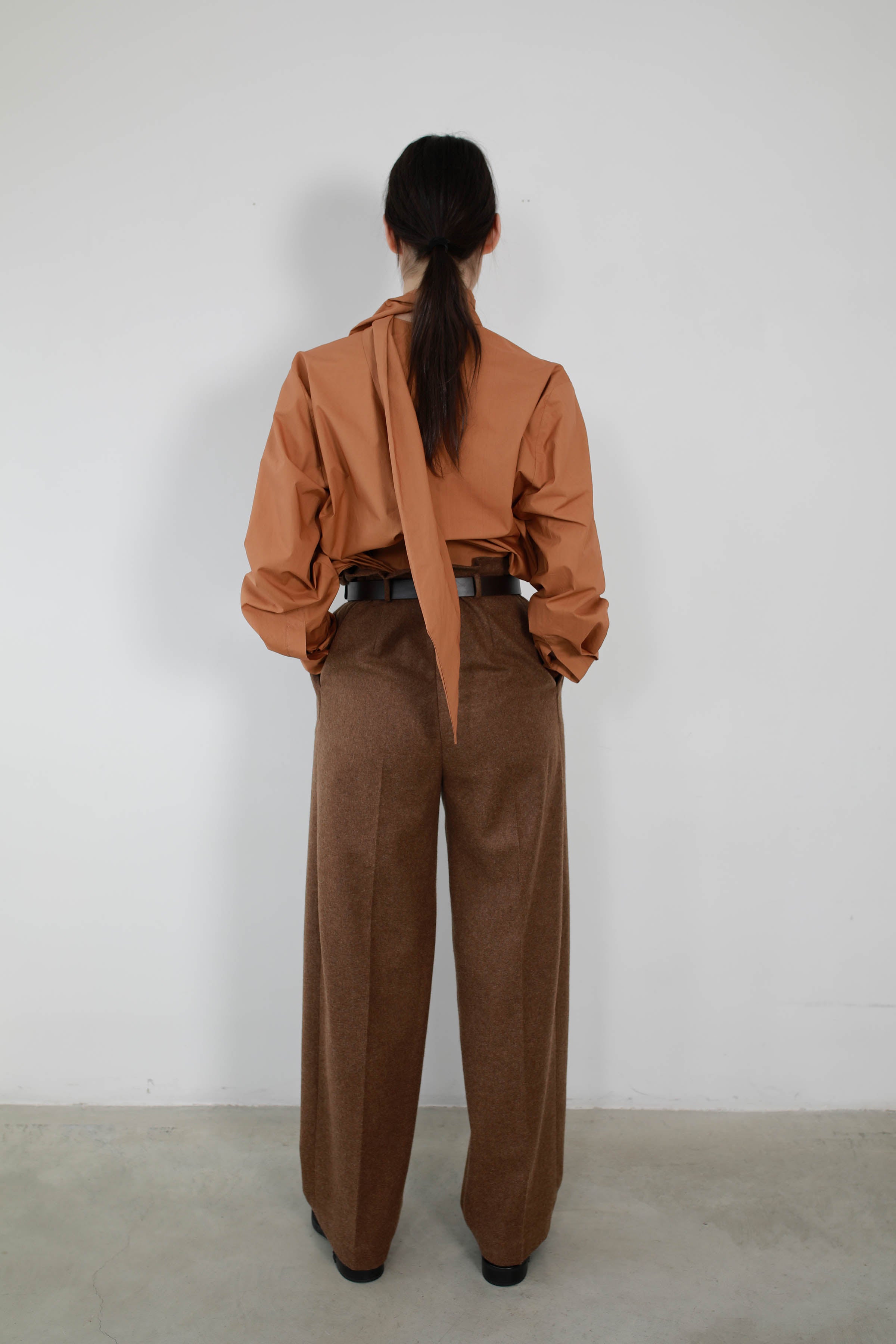 BLUSA VERSATIL CON LAZO ALGODÓN NUT