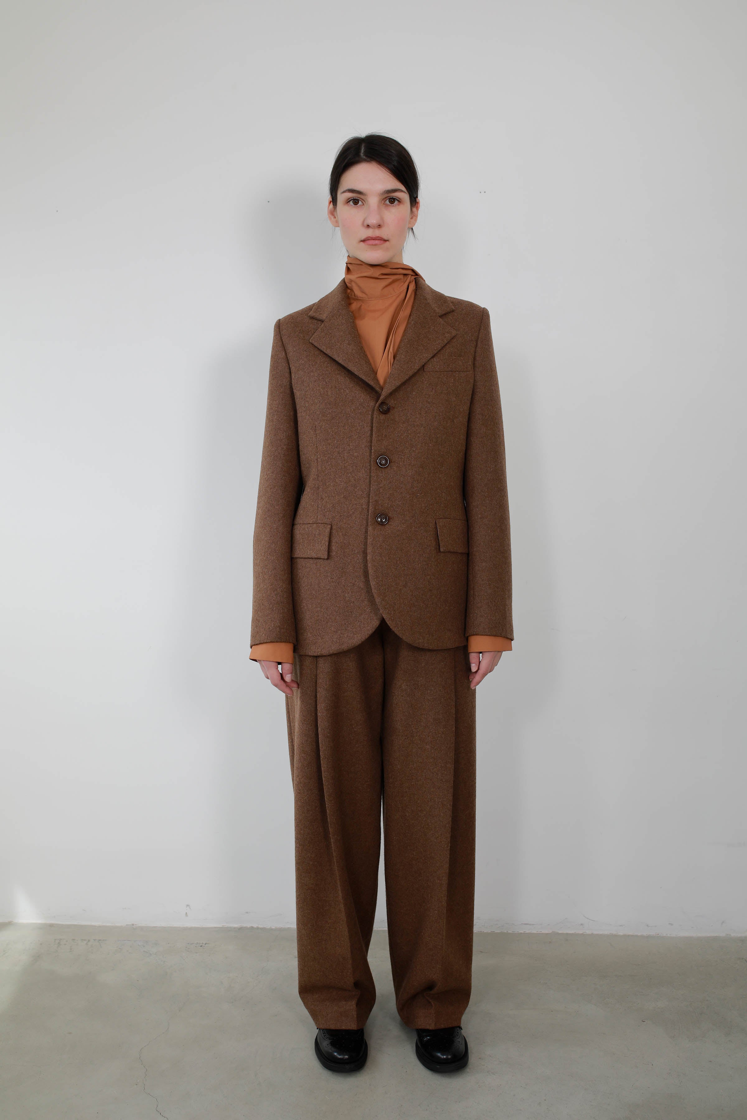 CHAQUETA SASTRE CORTA Y AJUSTADA EN LANA NUT