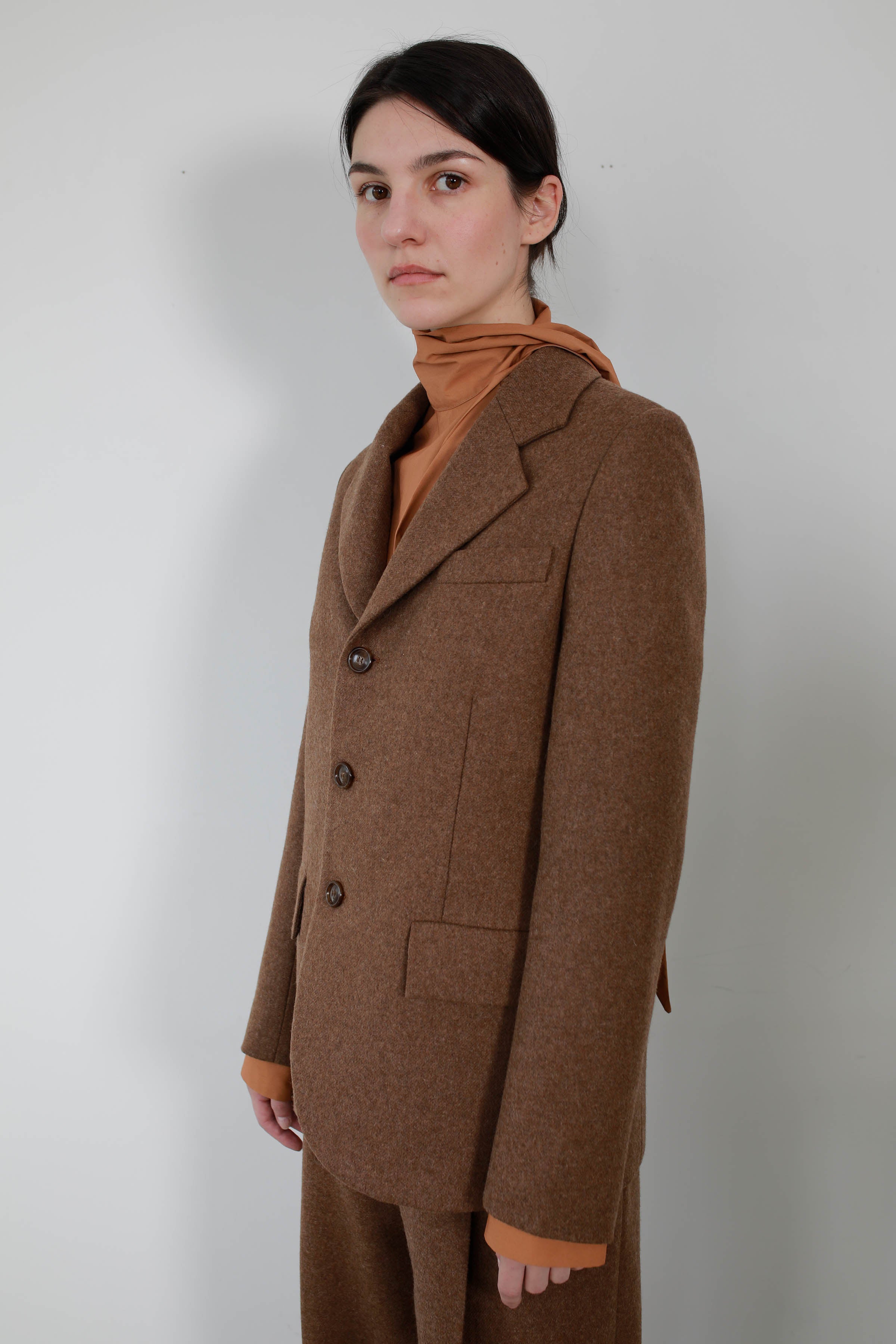 CHAQUETA SASTRE CORTA Y AJUSTADA EN LANA NUT