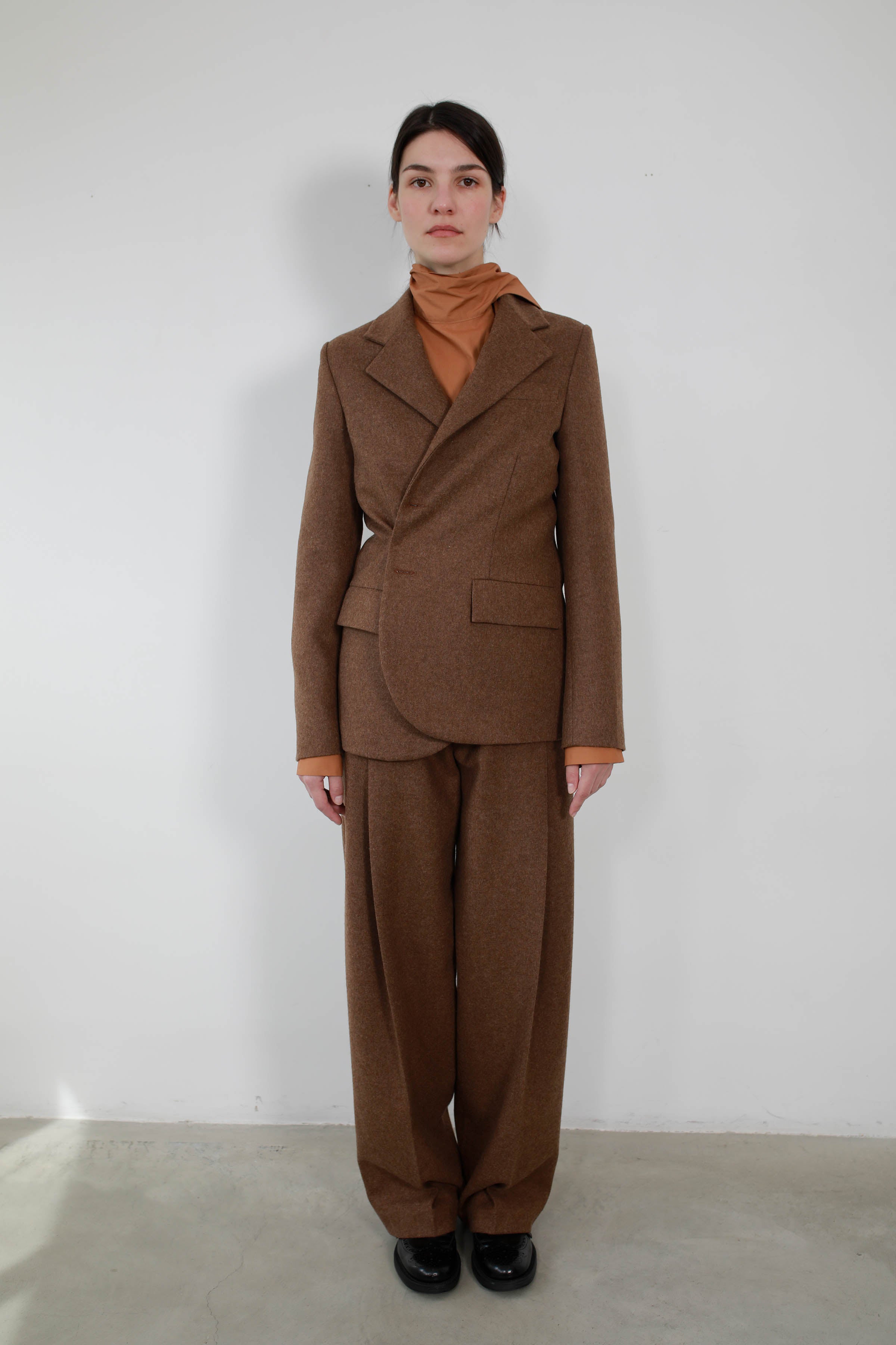 CHAQUETA SASTRE CORTA Y AJUSTADA EN LANA NUT