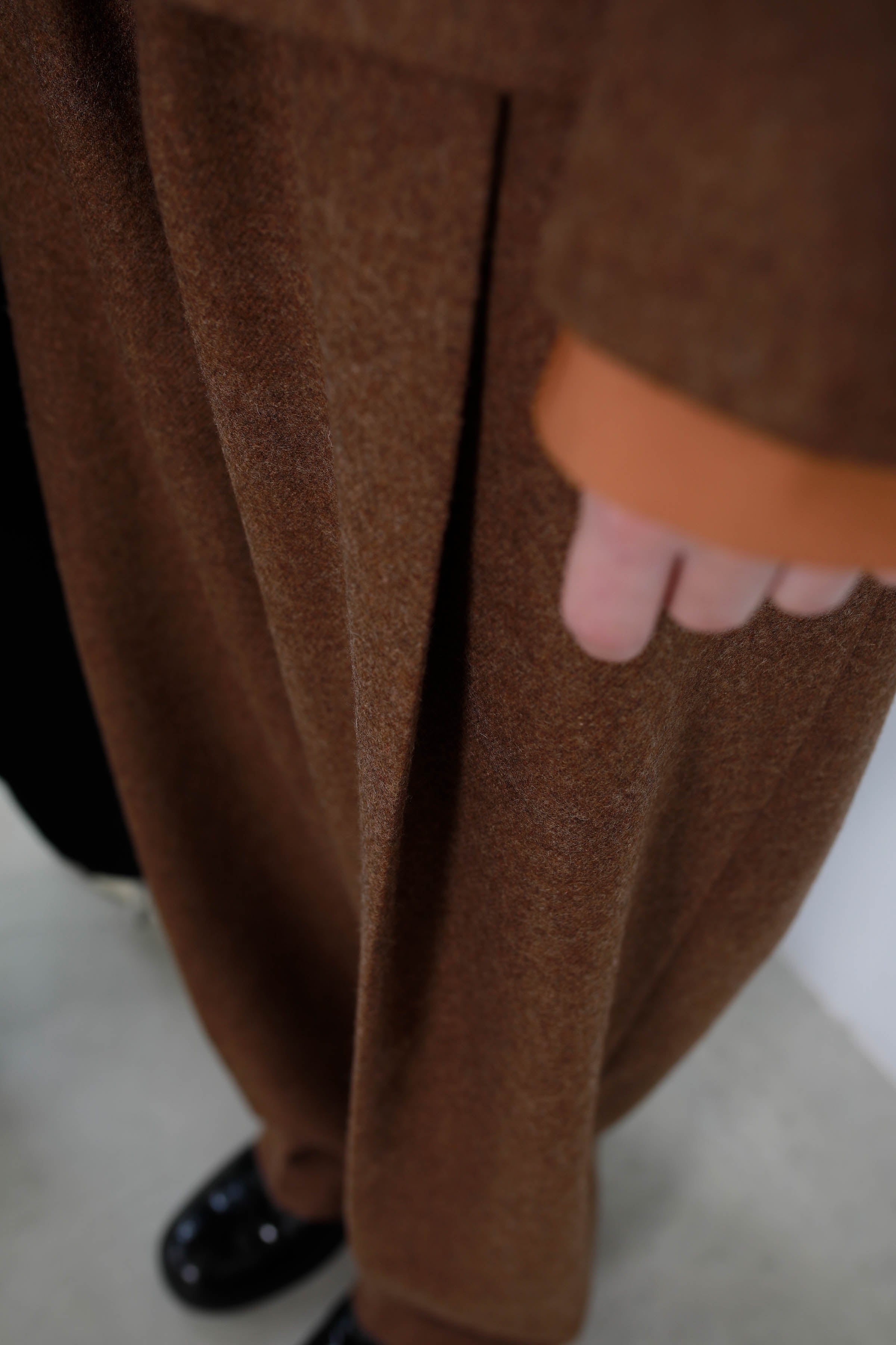 Wide-leg trousers with high waist and belt loops