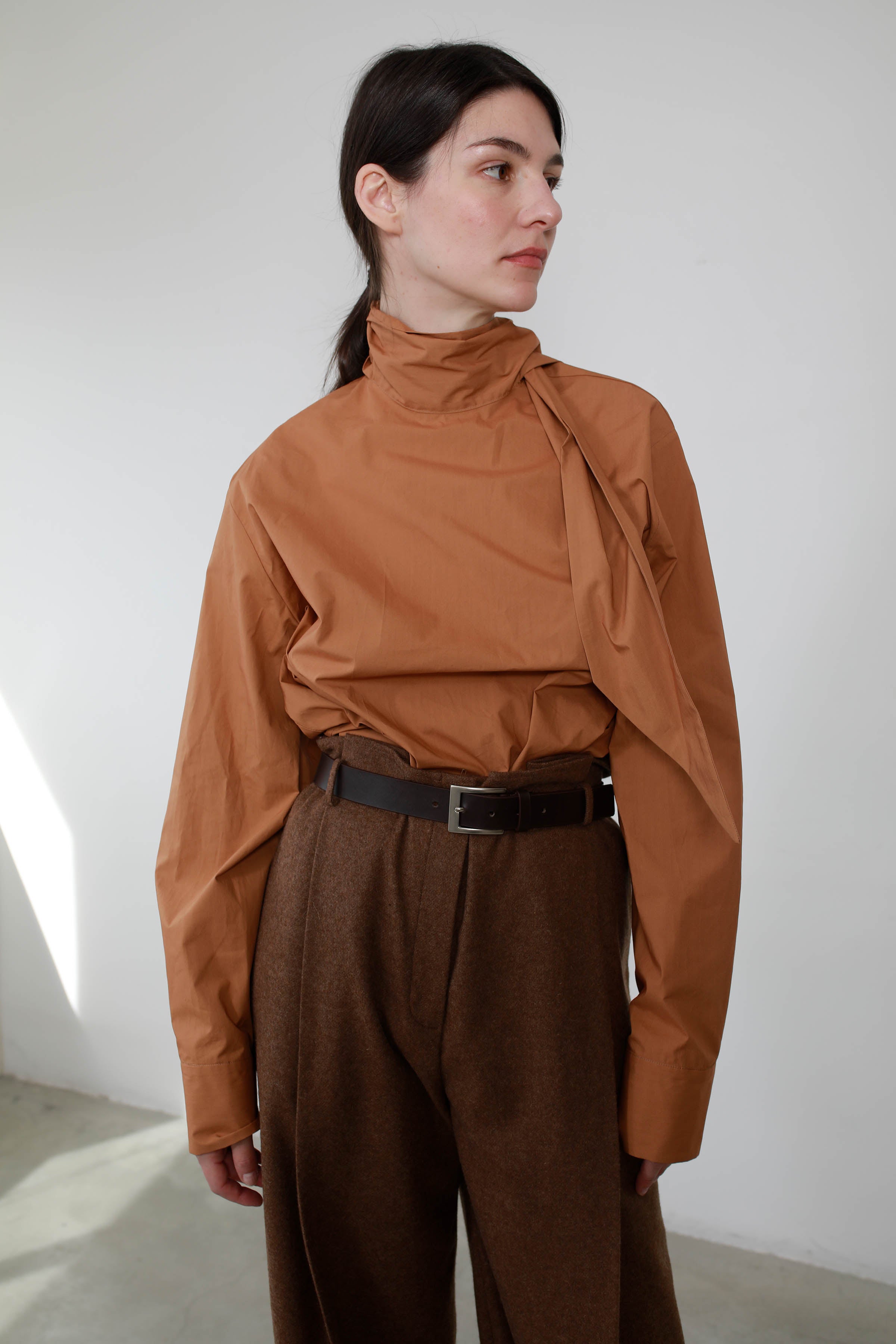 BLUSA VERSATIL CON LAZO ALGODÓN NUT