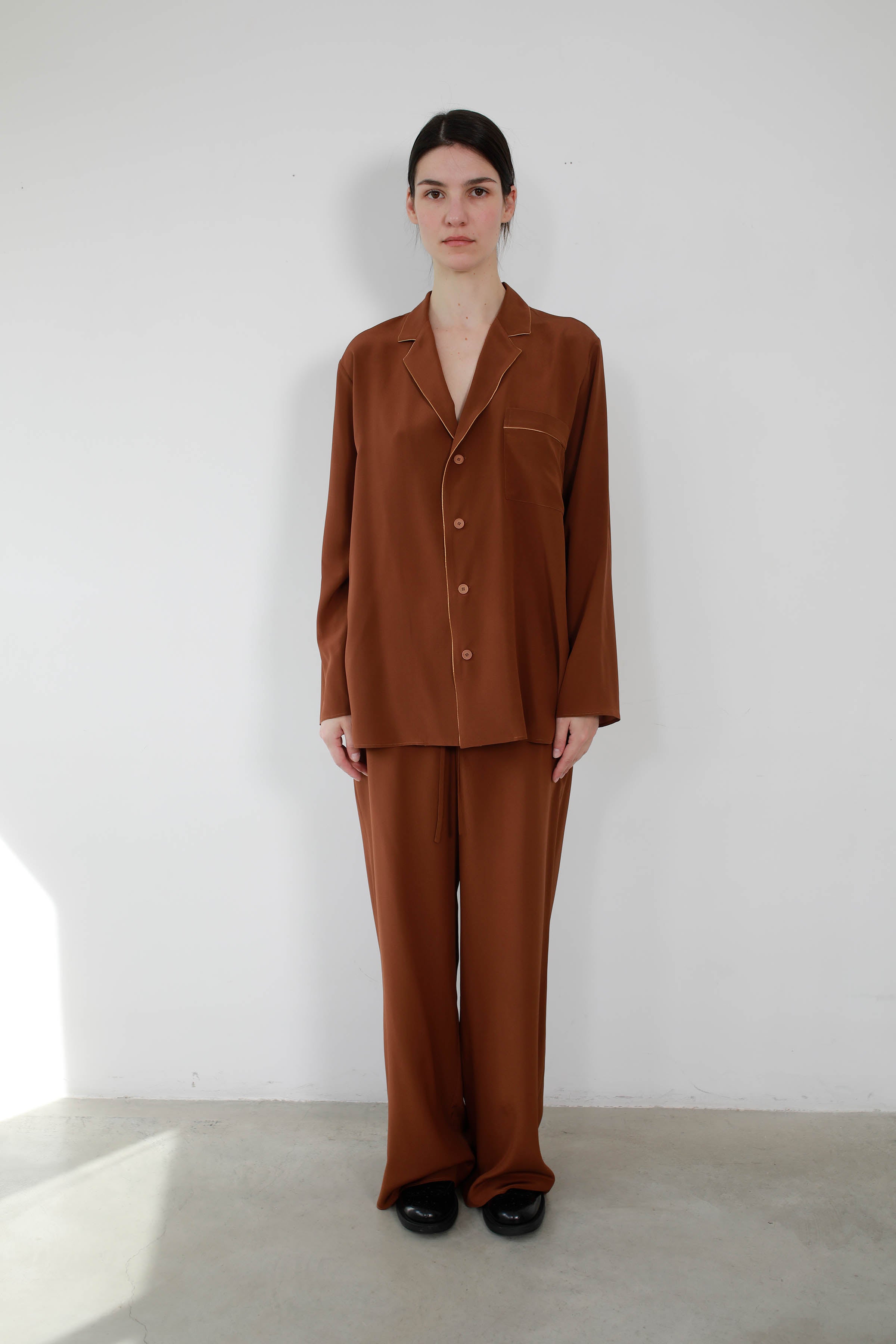 BLUSA DE SEDA RIBETEADA CLAY