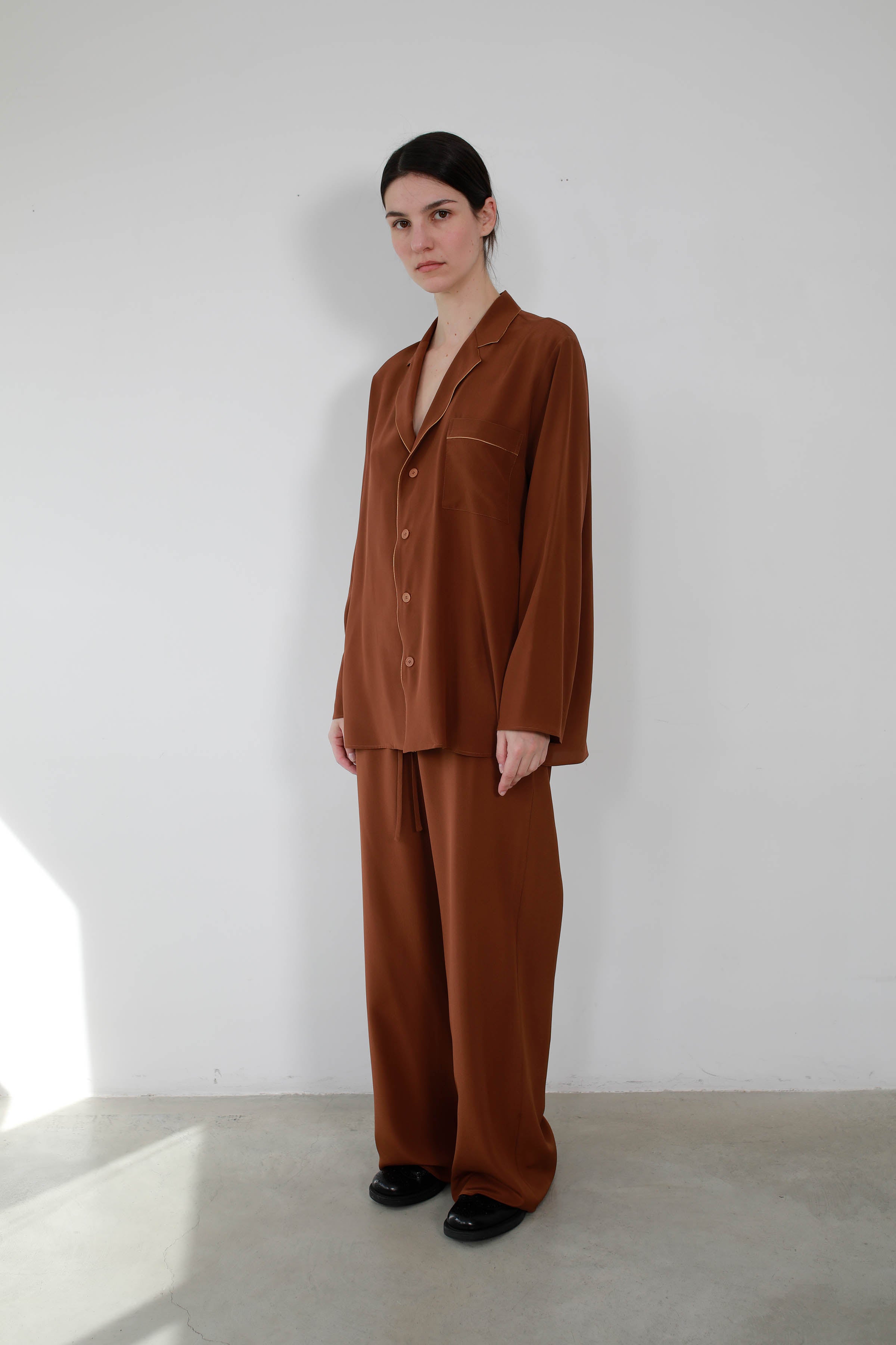 BLUSA DE SEDA RIBETEADA CLAY