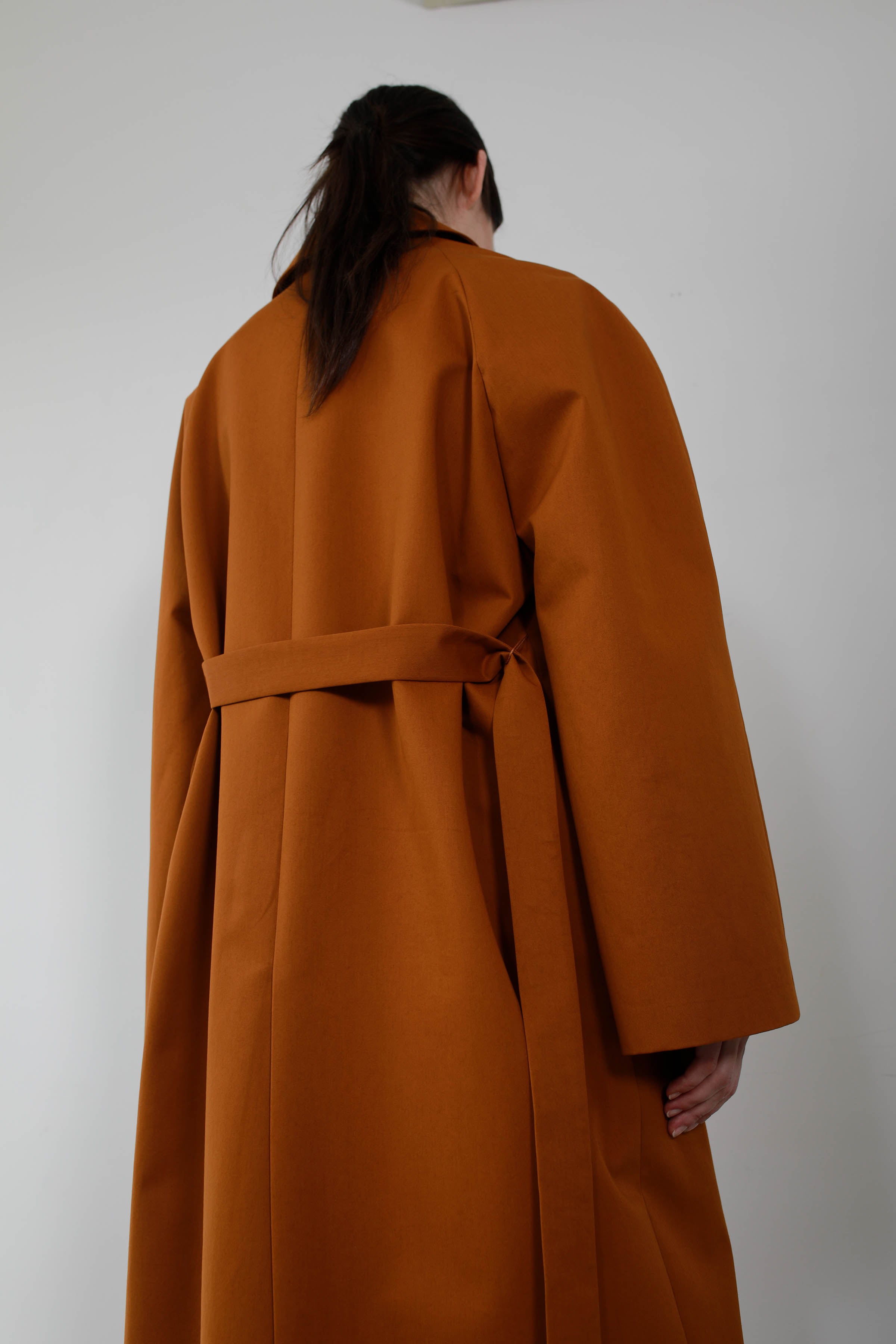 GABARDINA  CON SISAS ASIMÉTRICAS COTTON HONEY