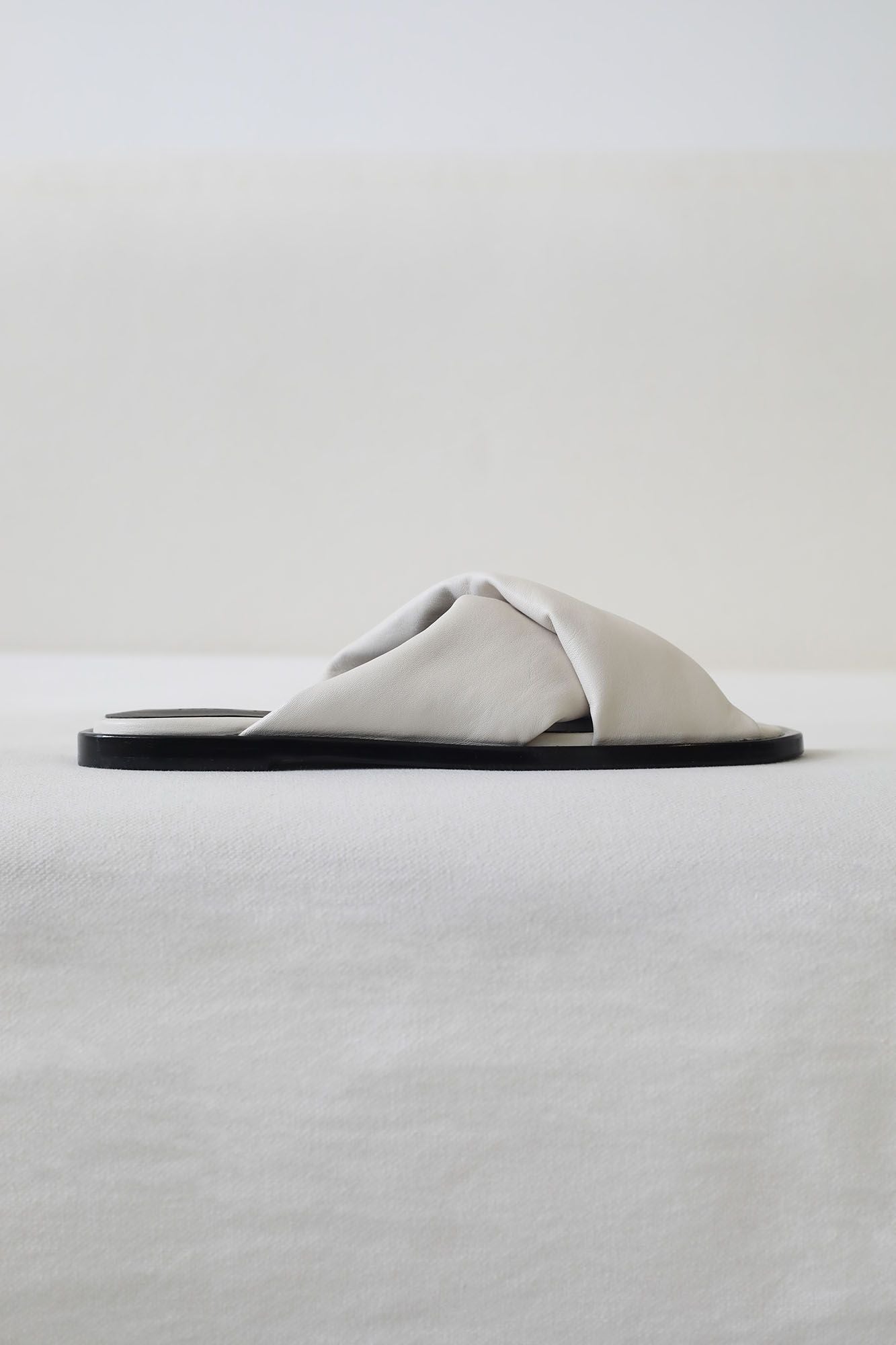 SANDALIA PLANA NAPPA MARE OFF WHITE CUERO