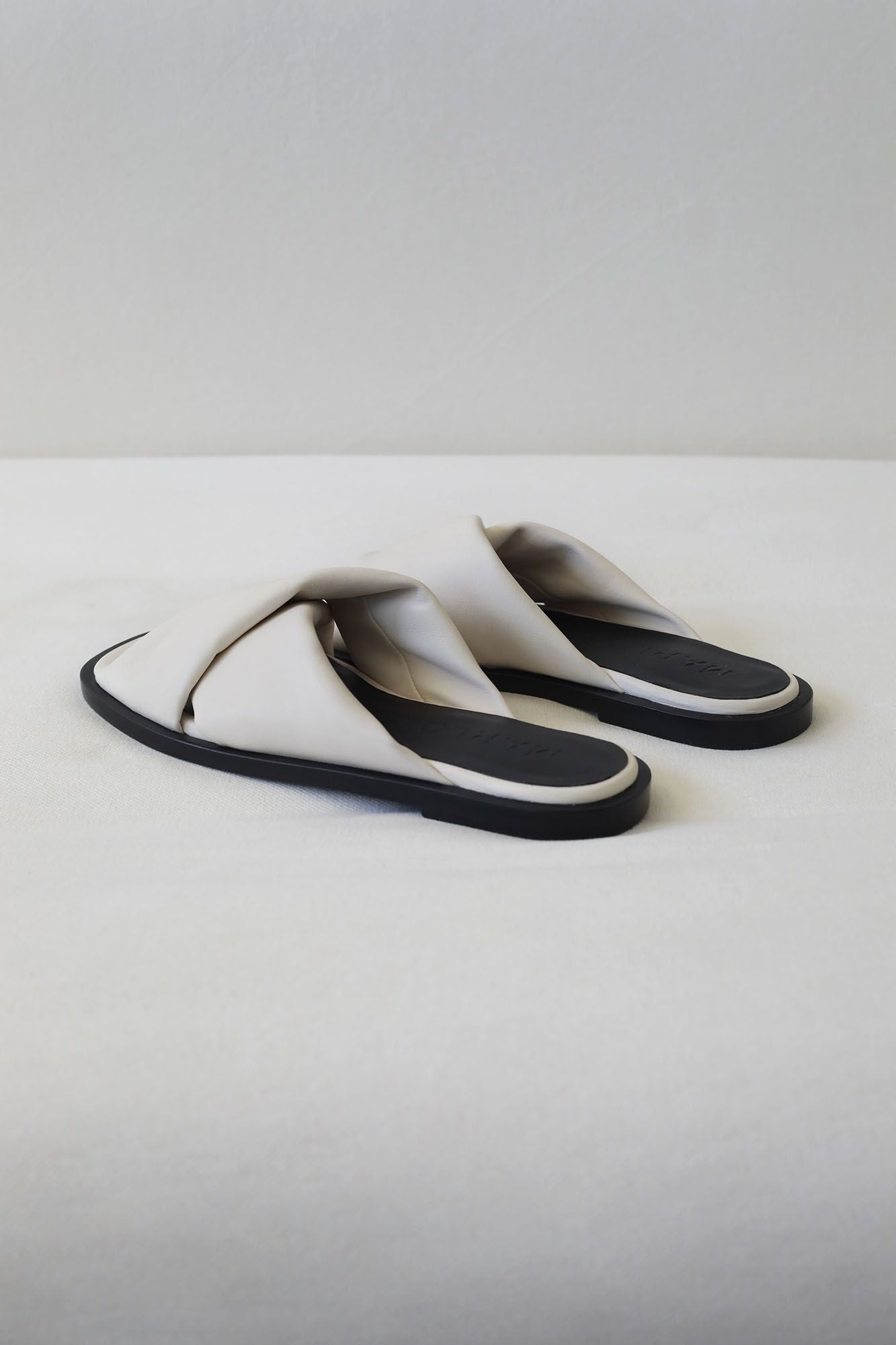 SANDALIA PLANA NAPPA MARE OFF WHITE CUERO