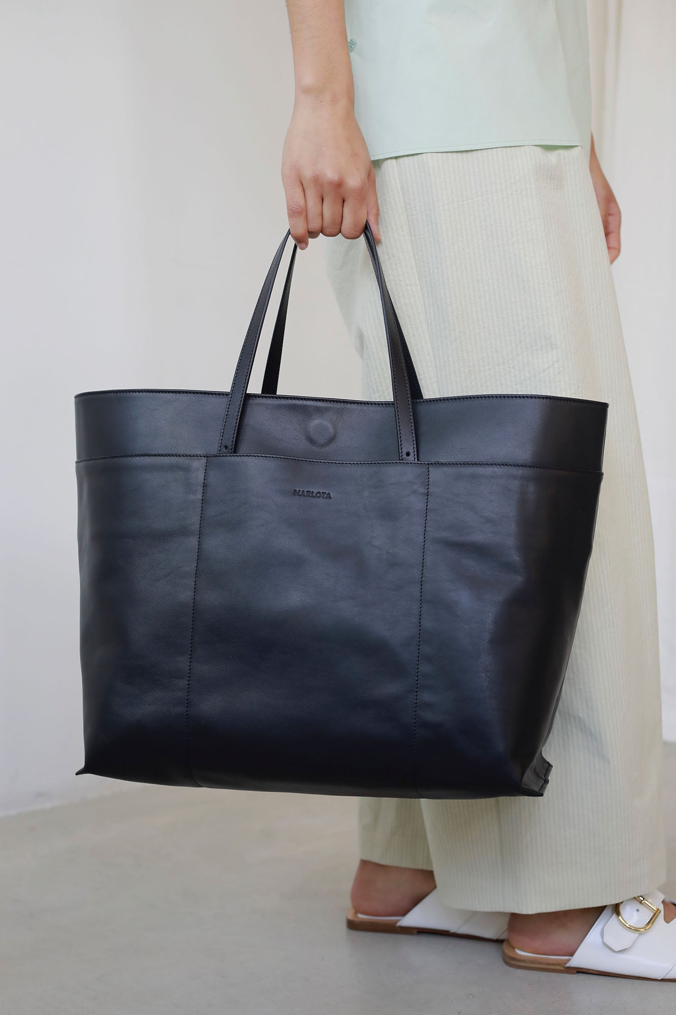 BLACK LEATHER BAG WITH ADJUSTABLE HANDLES