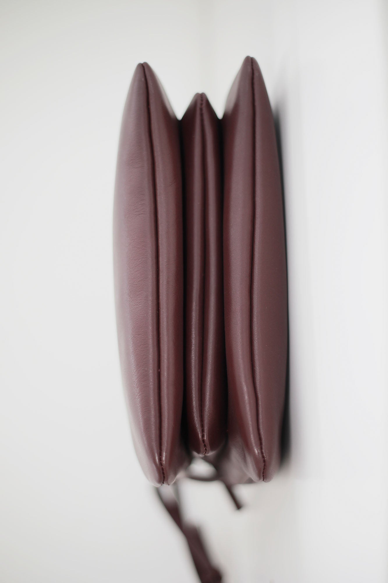 SHOULDER BAG, TRIFUELLE, IN BURGUNDY LEATHER