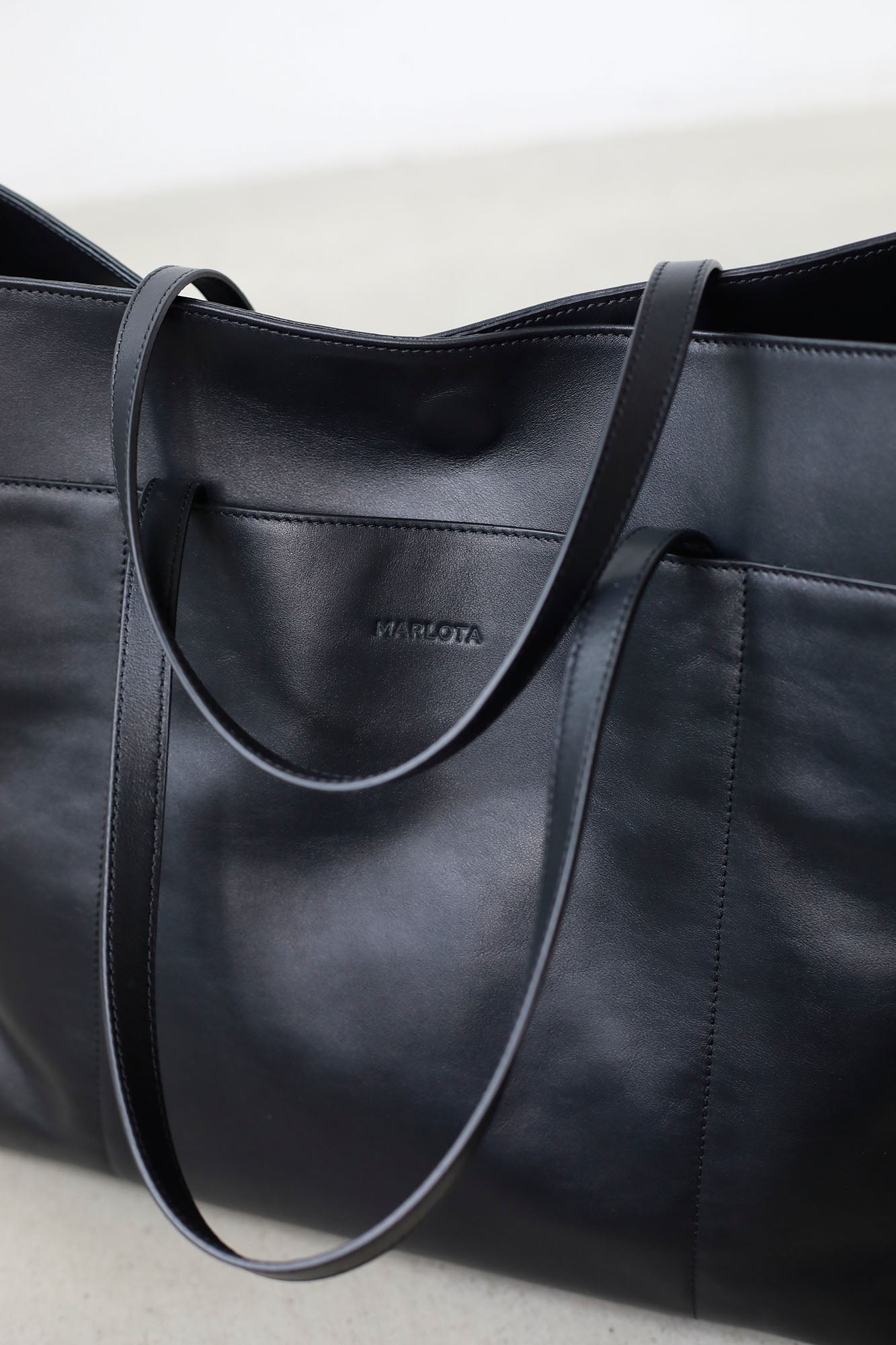 BLACK LEATHER BAG WITH ADJUSTABLE HANDLES