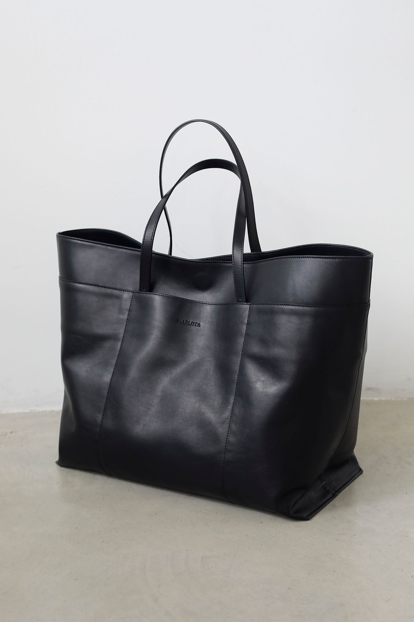 BLACK LEATHER BAG WITH ADJUSTABLE HANDLES