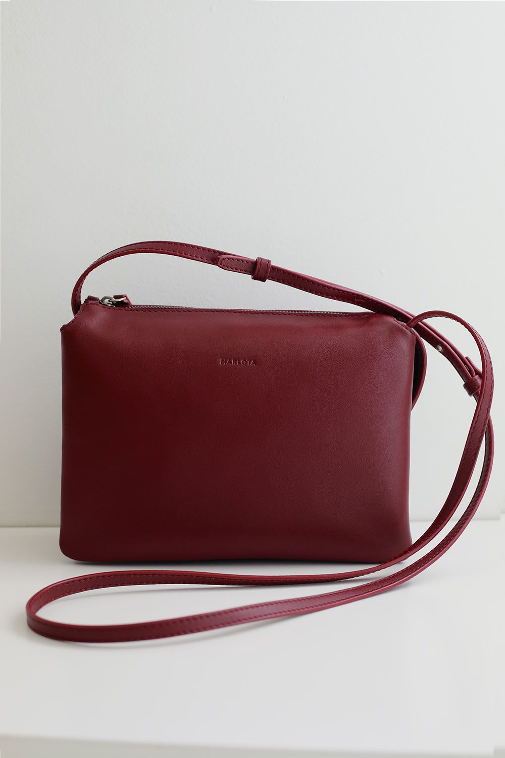 SHOULDER BAG, TRIFUELLE, IN CHERRY LEATHER