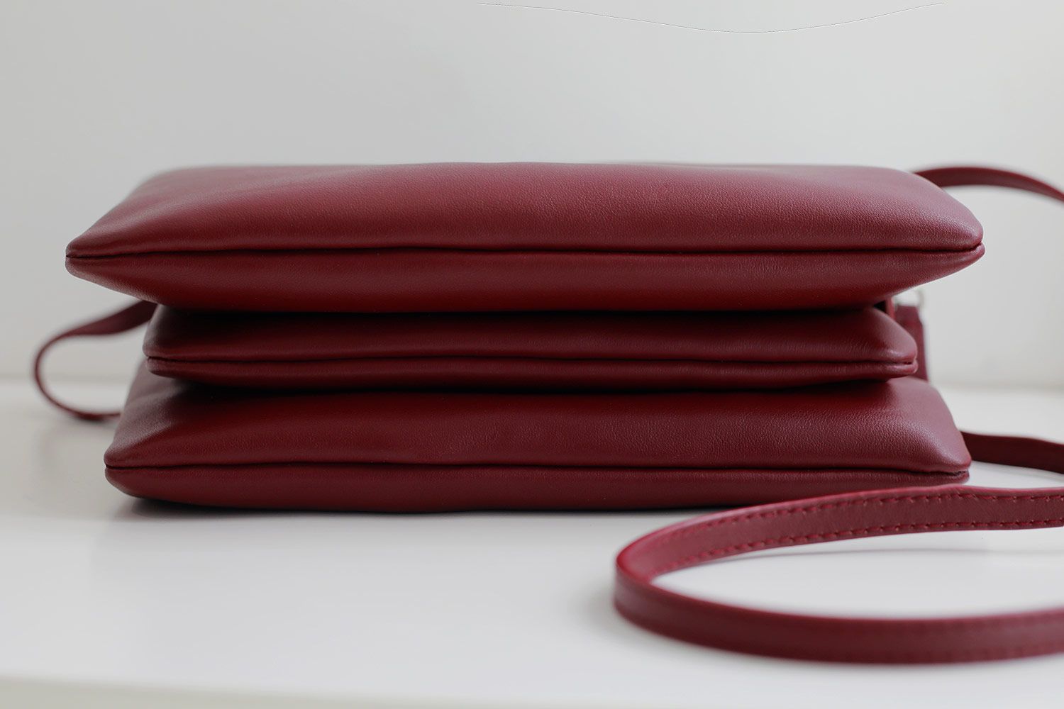 SHOULDER BAG, TRIFUELLE, IN CHERRY LEATHER