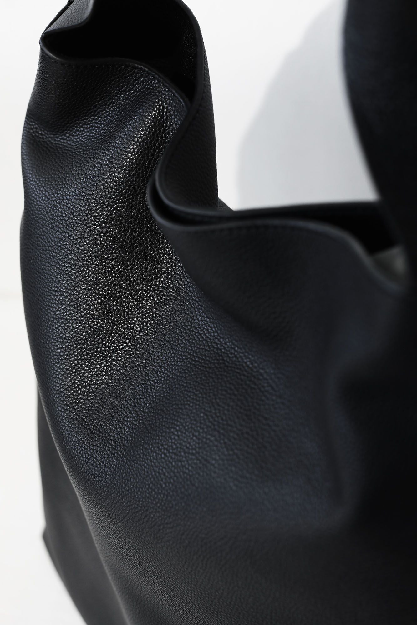 BLACK TEXTURED LEATHER TOTE BAG