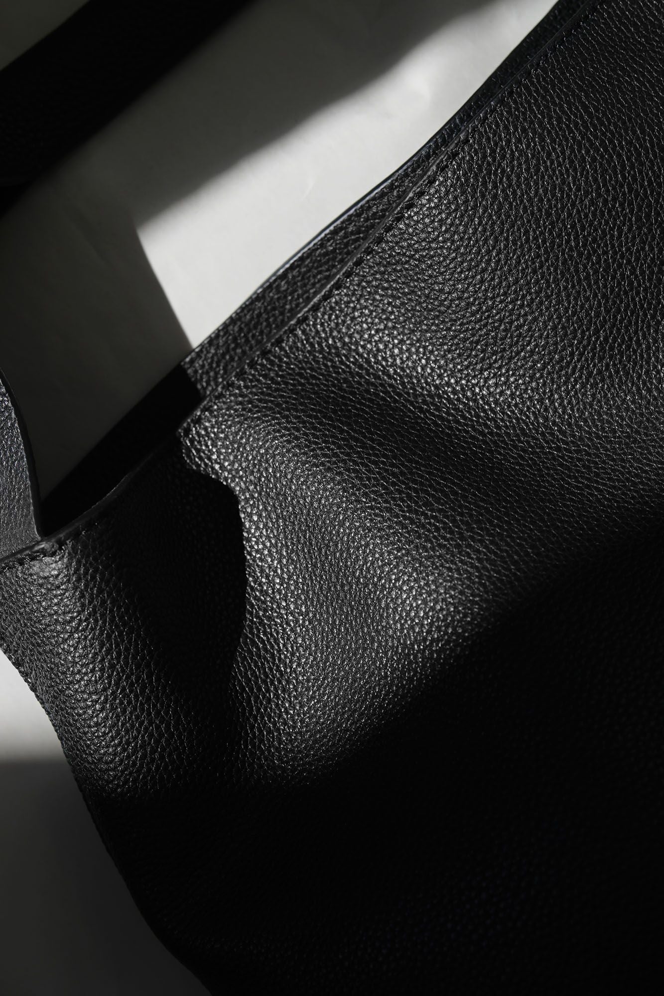 BLACK TEXTURED LEATHER TOTE BAG